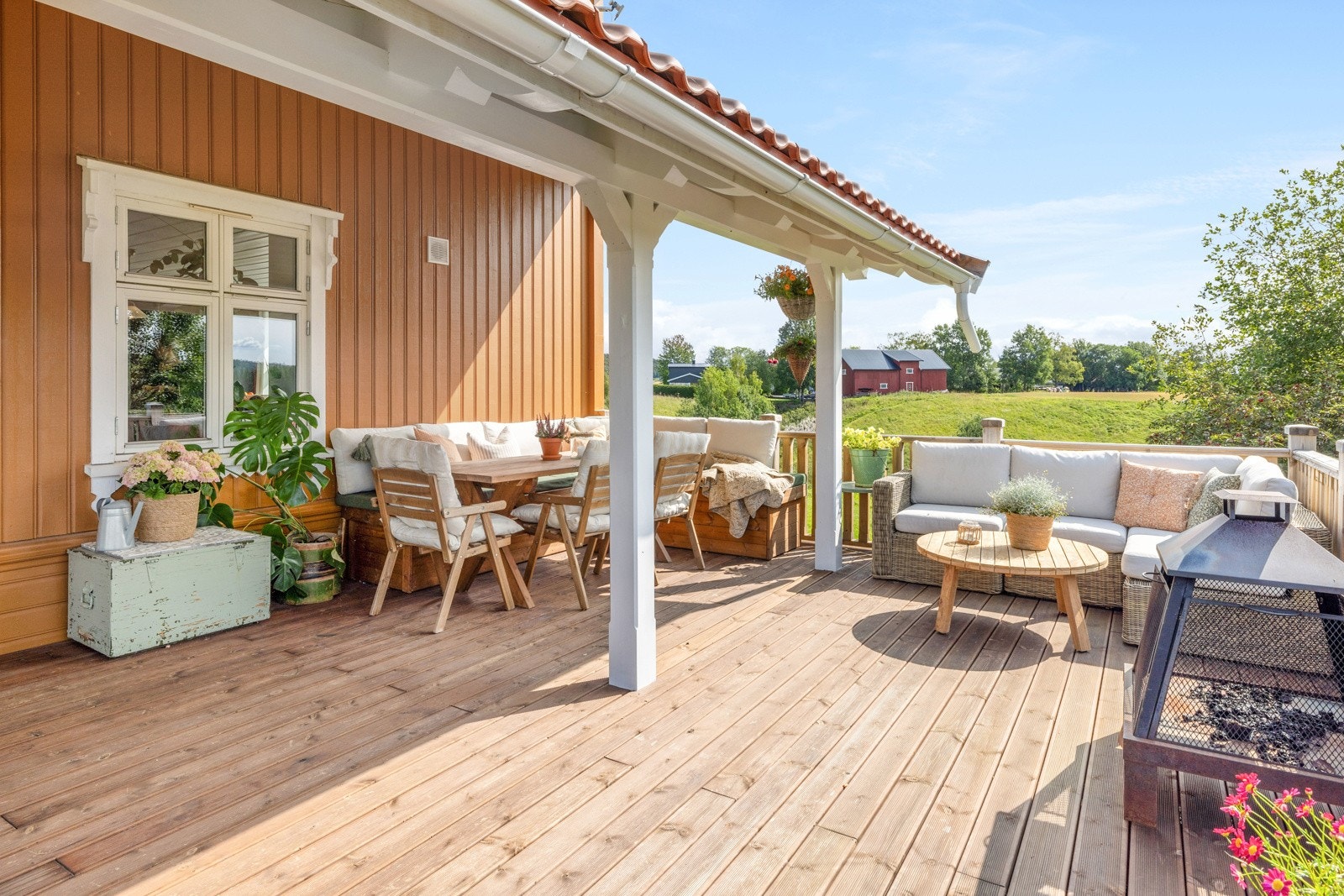 Fra kjøkkenet har man adgang til den delvis overbygde terrassen Galleribilde
