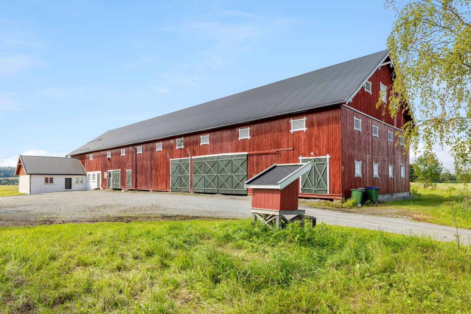 Driftsbygningen er en stor kjørebrulåve Galleribilde