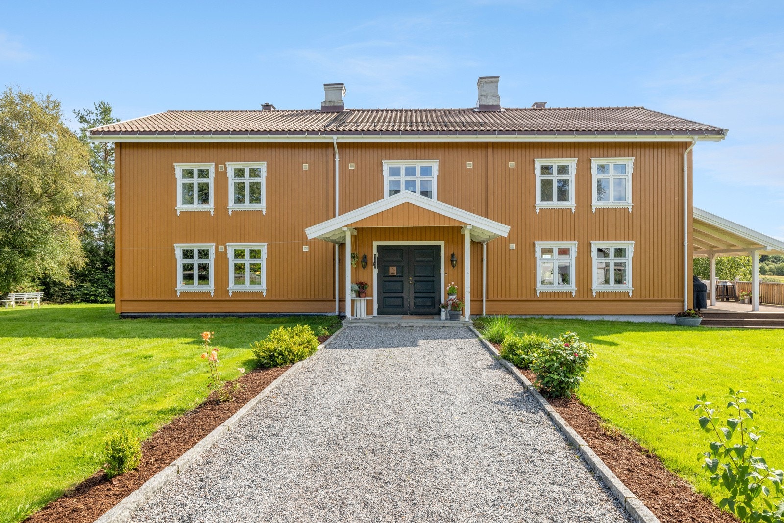 Hovedbygningen er antatt oppført i 1800, en flott bygning med et historisk uttrykk Galleribilde