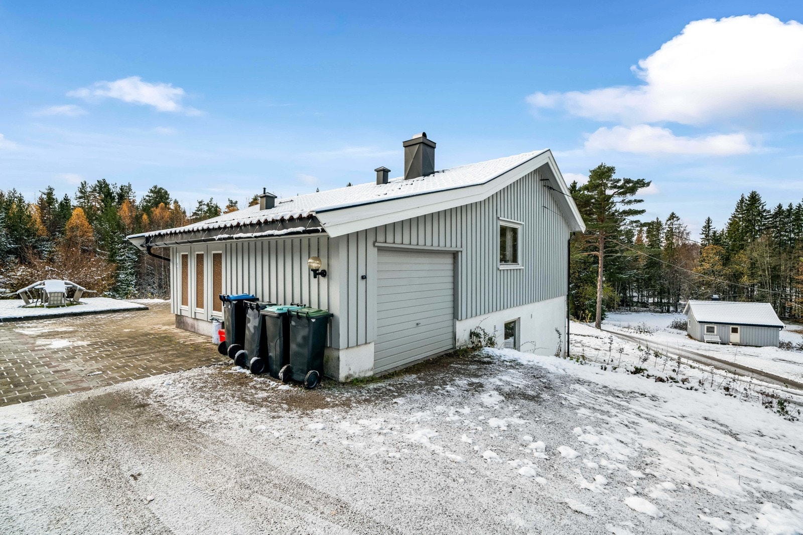 Innkjøring til garasje. Galleribilde