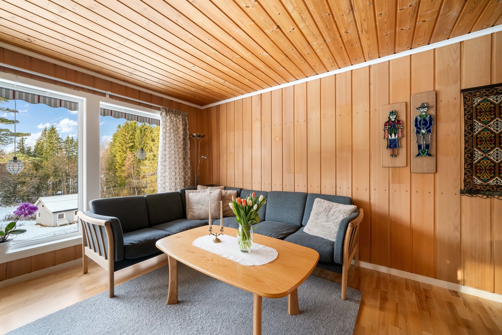 Store vinduer gir mye naturlig lys inn i stuen. Galleribilde