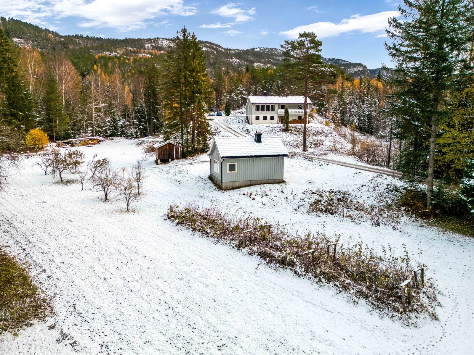 Romslig tomt på over 15 mål. Galleribilde