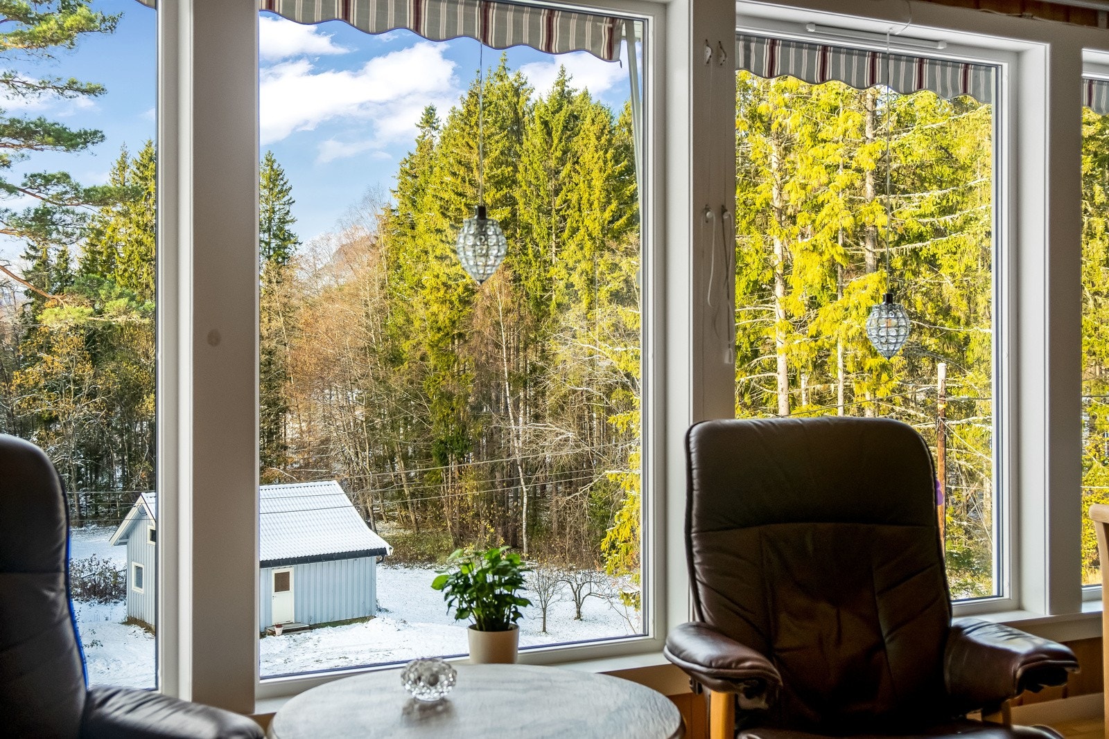 Store vinduer i stue gir flott utsikt. Galleribilde