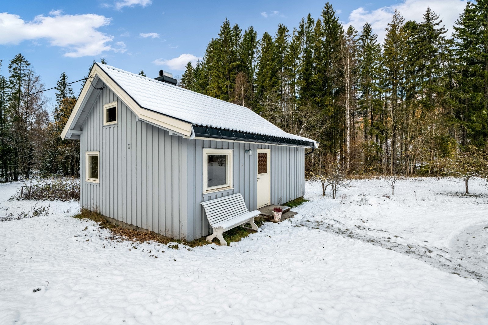 Hytte beliggende på tomt. Galleribilde