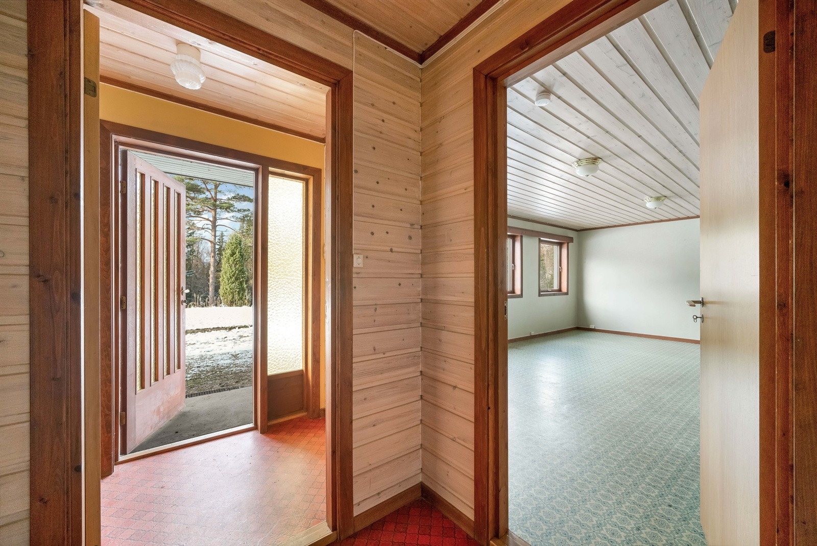 Gang i underetasje inn mot stue. Galleribilde