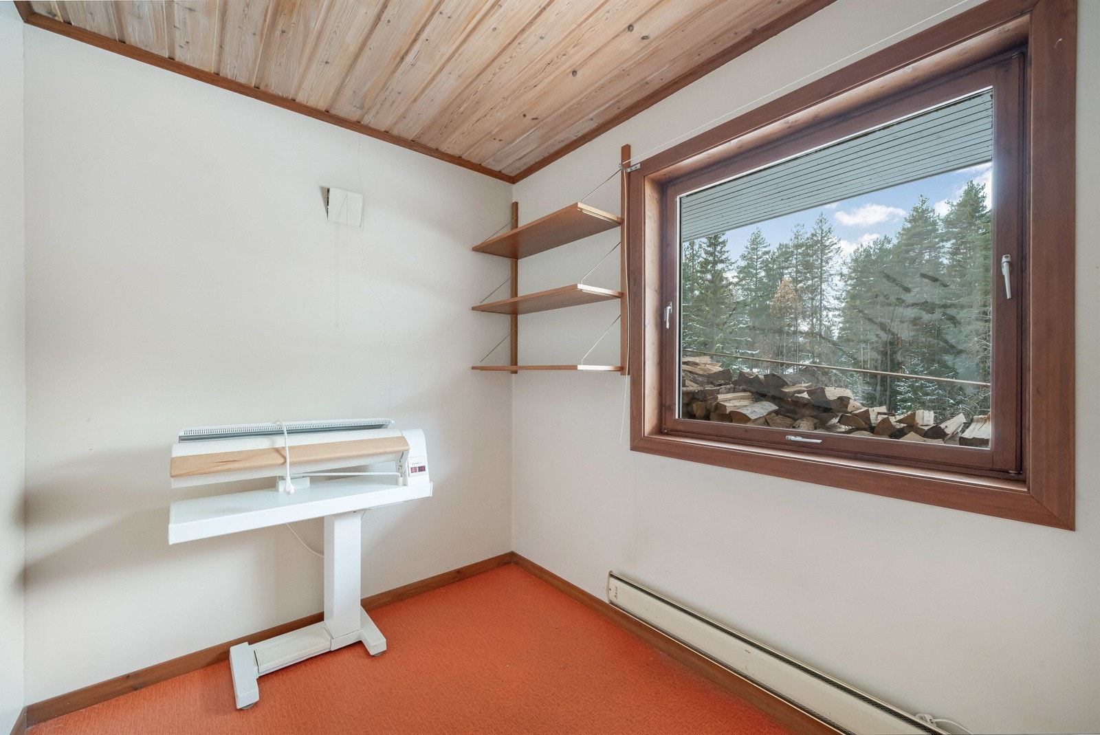 Bodrom i underetasje med adkomst fra første etasje. Galleribilde
