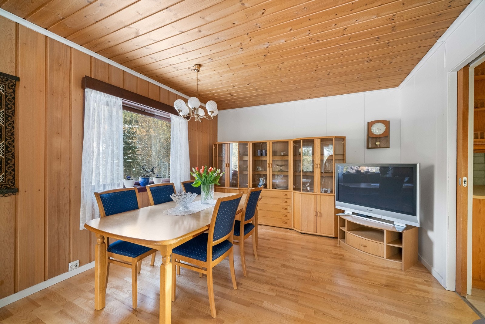 Spisestue har god plass til stort spisebord der hele familien kan samles. Galleribilde