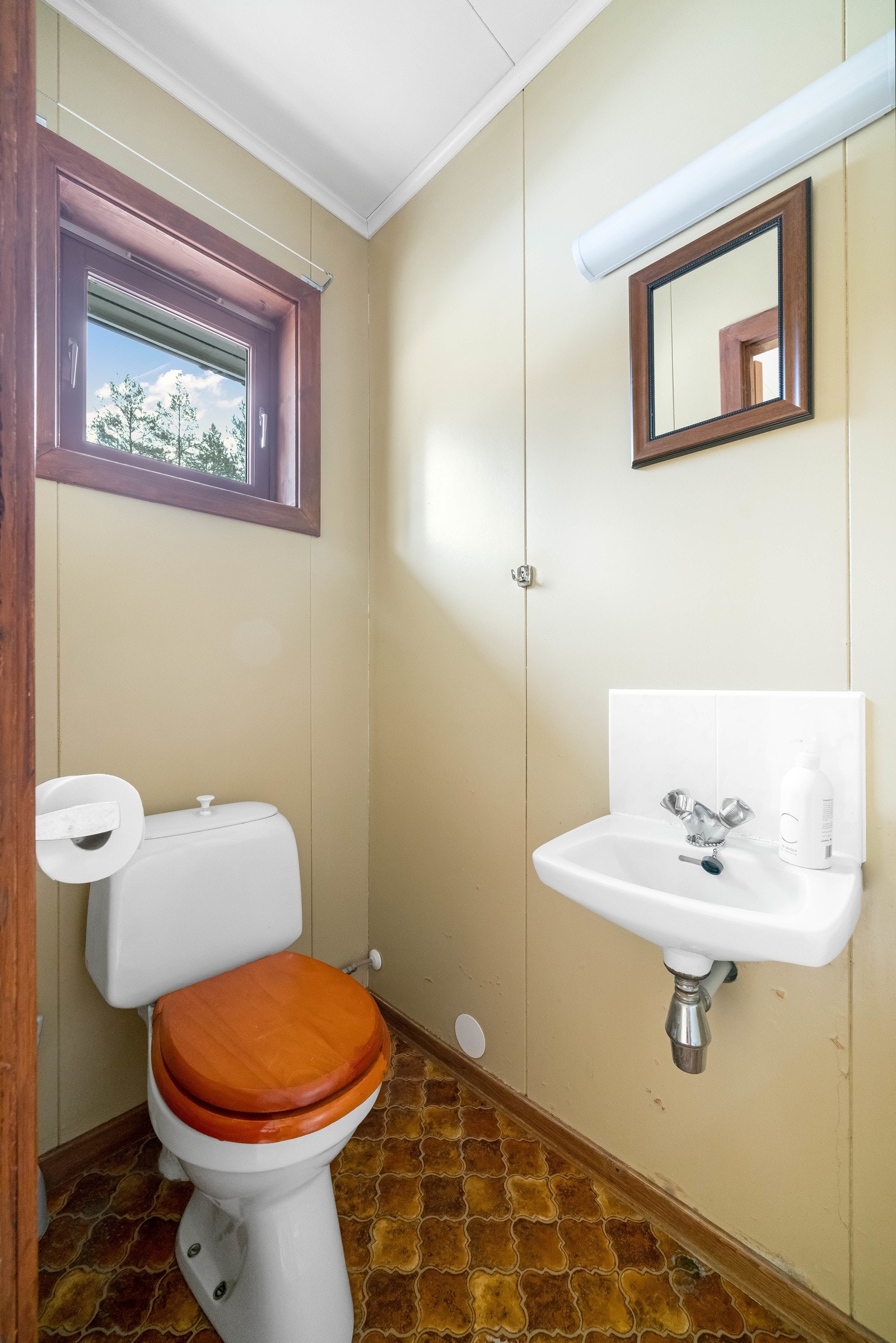 Toalettrom har wc og vegghengt servant. Galleribilde