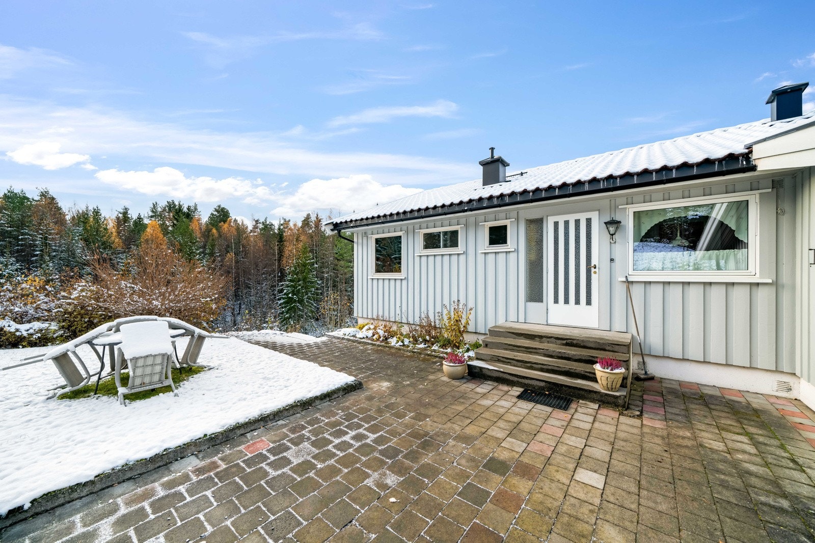 Inngangsparti med belegningsstein. Galleribilde