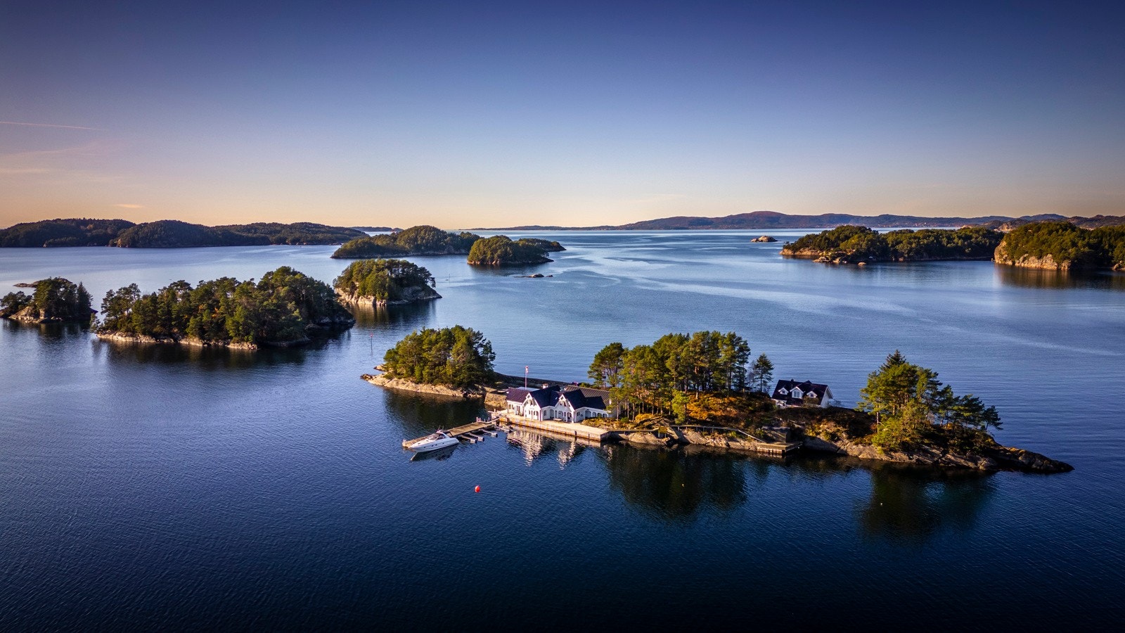 - En øy på hele 6 mål danner rammen rundt prakteiendommen Tjoholmen i Bjørnafjorden kommune - Galleribilde