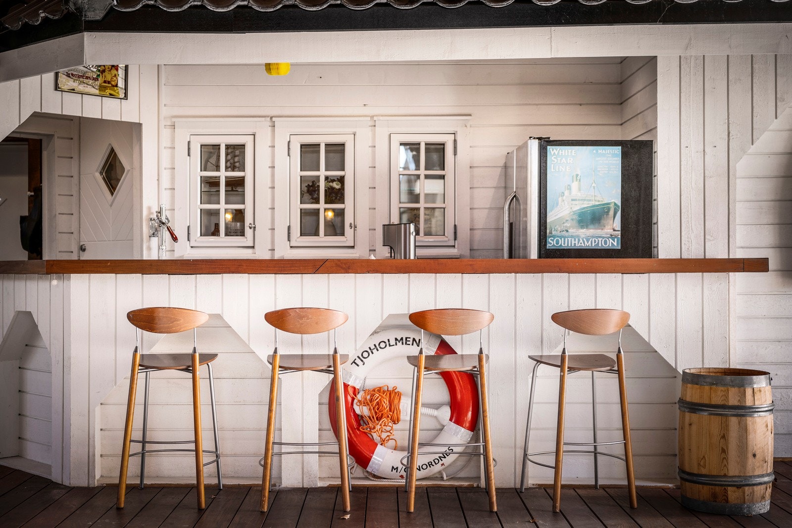 - Her har man en bardisk med skap, vask og kjøl/ fryseskap i børstet stål - Galleribilde