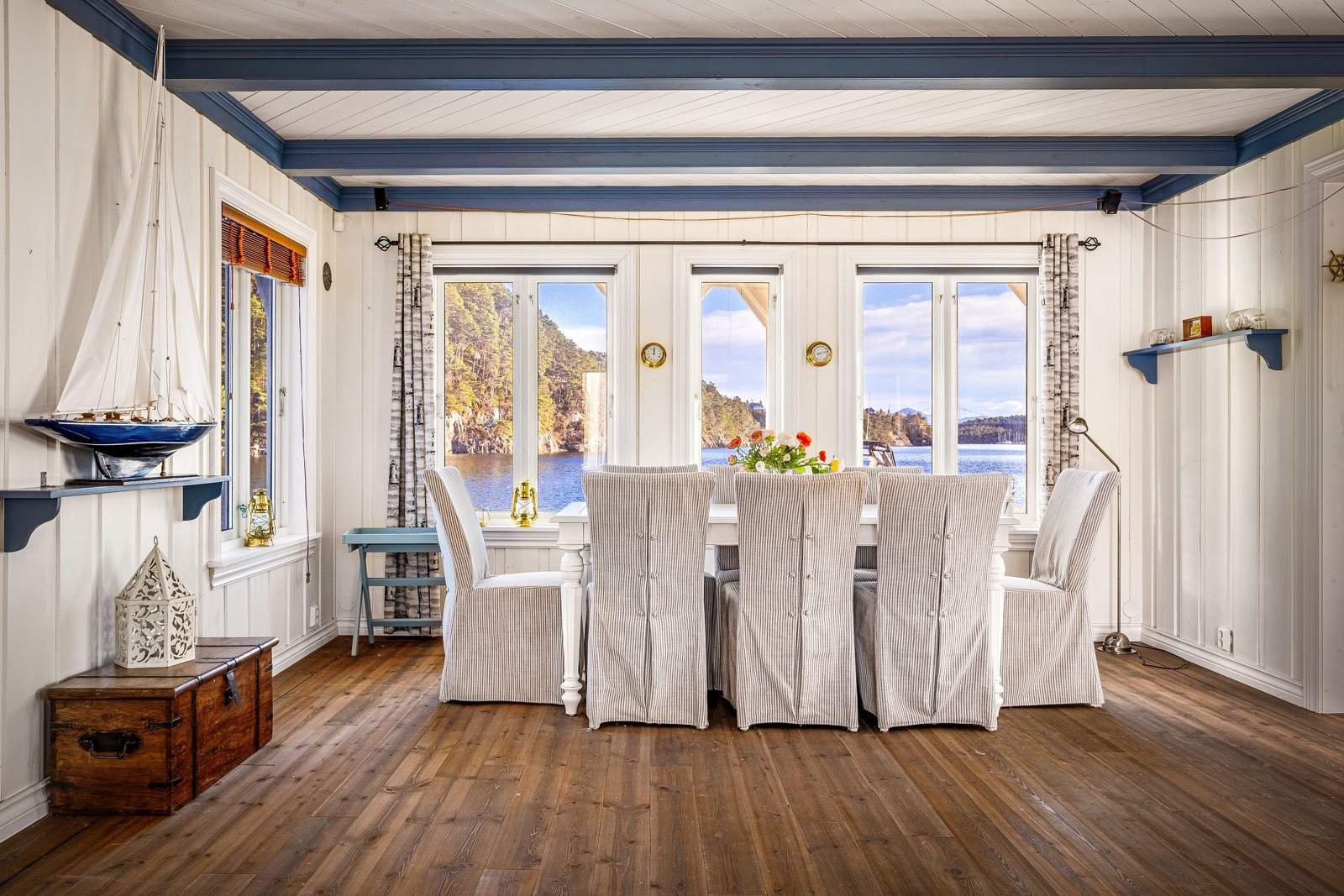 - Her er det god plass til en stor spisestue - Galleribilde