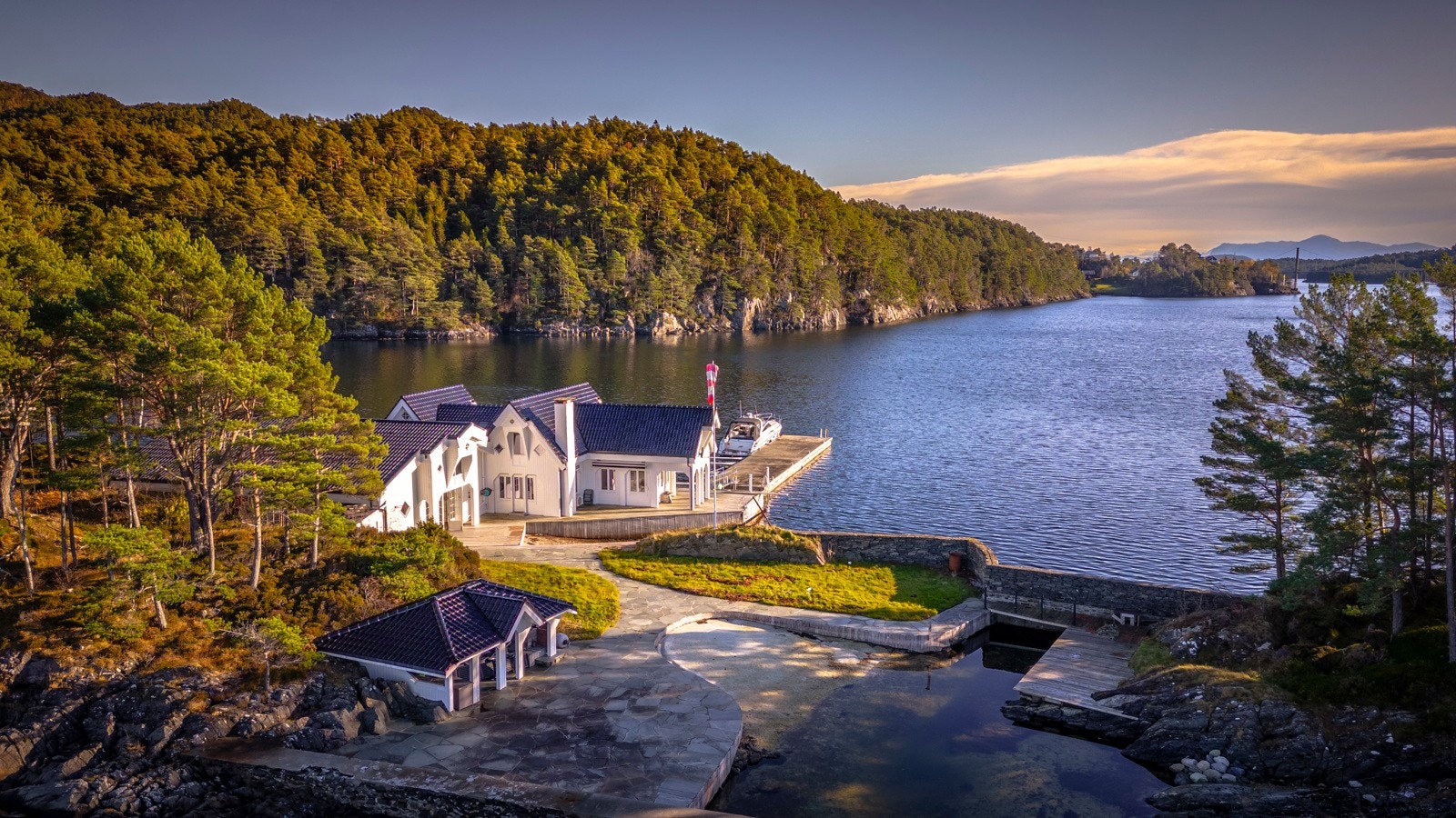 - Denne praktfulle eiendommen er vanskelig å beskrive med ord og bør oppleves - Galleribilde