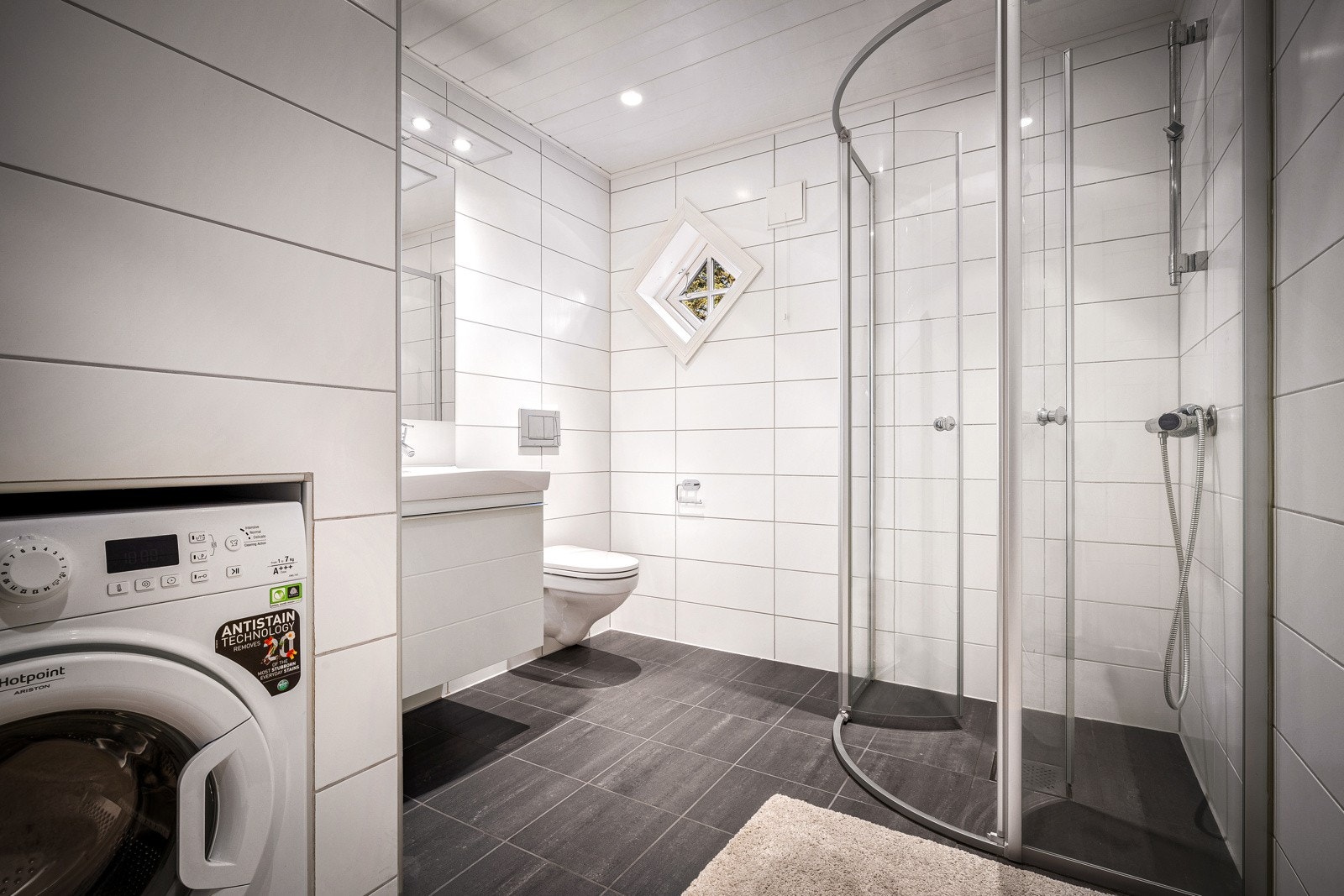 - 1.etasje har et rosmlig bad/ vaskerom - Galleribilde