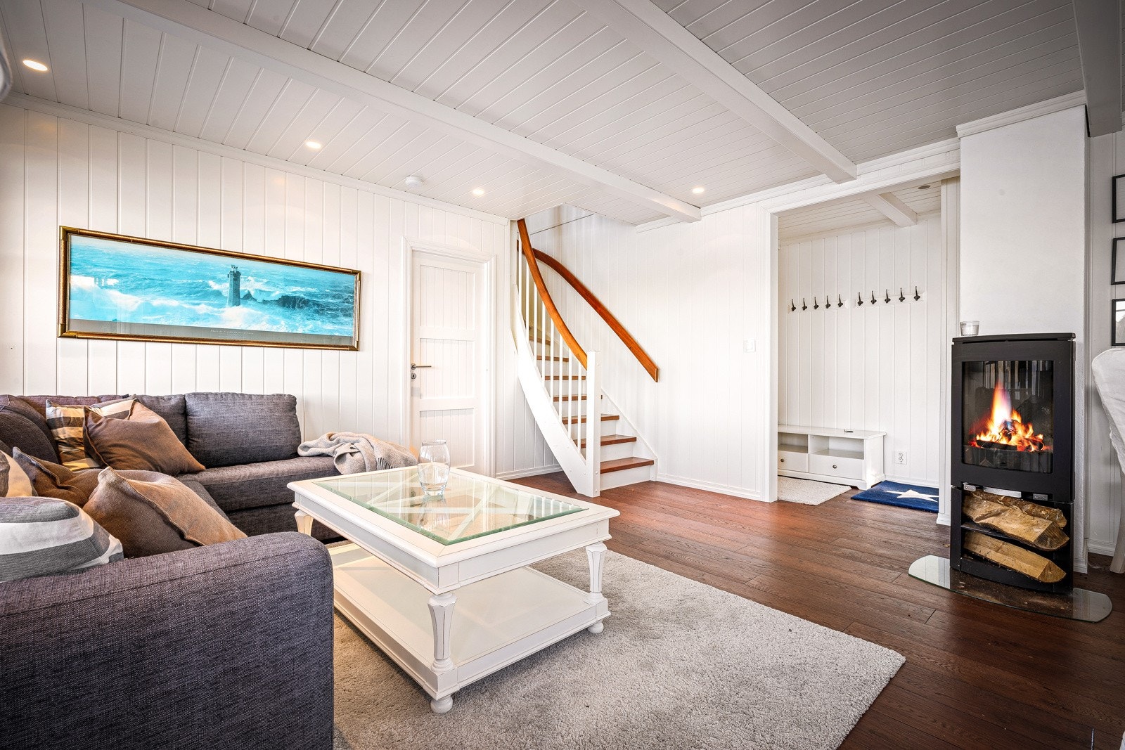 - Gjestehytten har også peis - Galleribilde