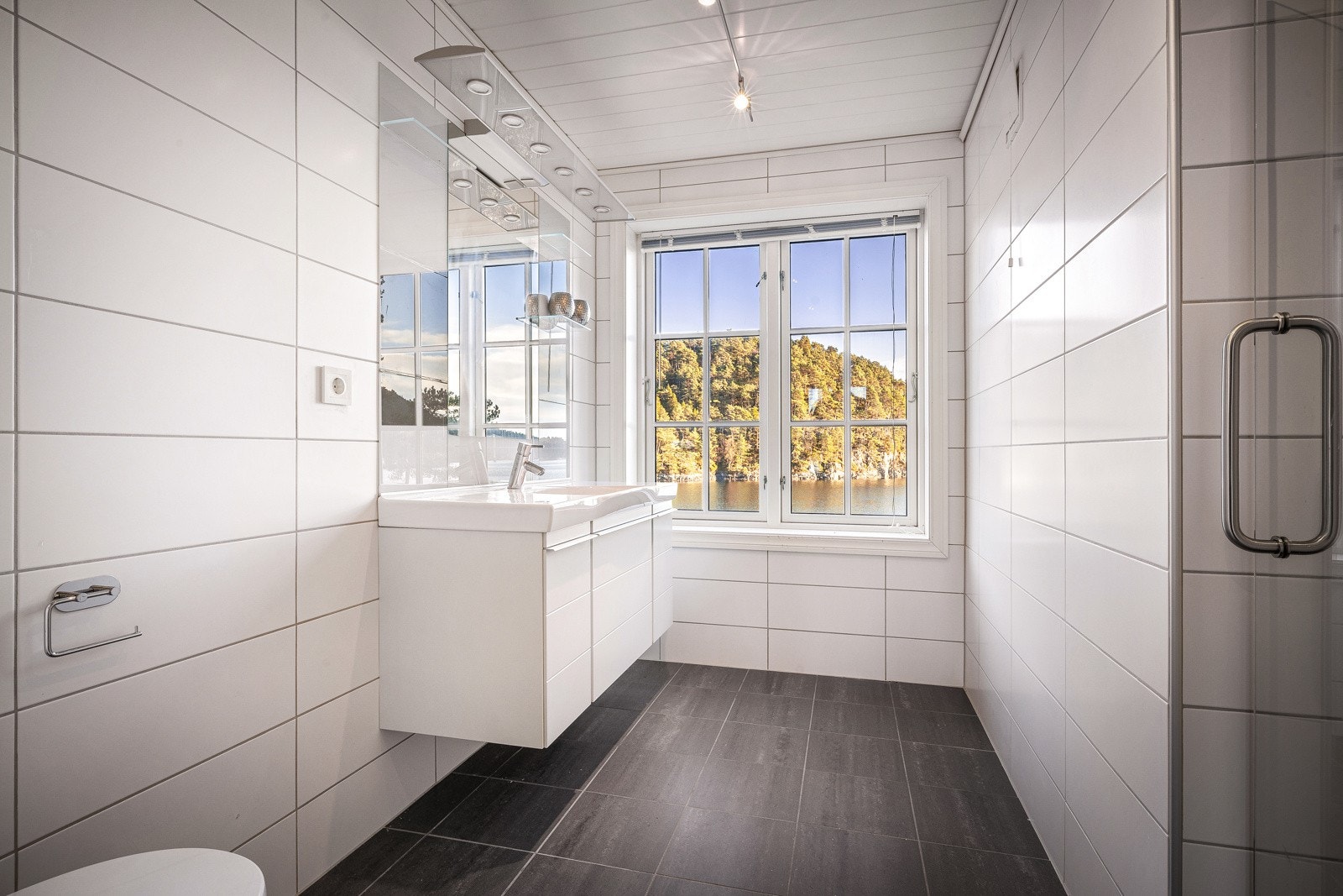 - Romslig bad i 2.etasje - Galleribilde