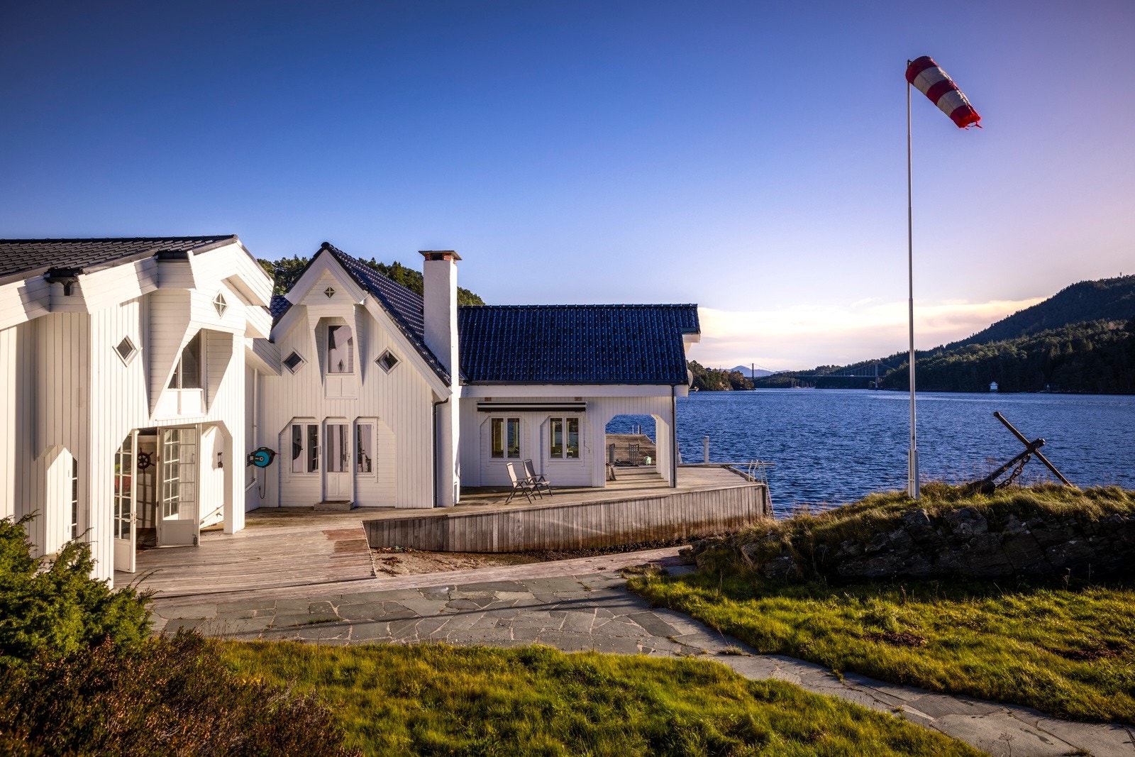 - Eiendommen har et fantastisk naust med 5,4 meter mønehøyde, 3,9 meter til under hanebjelker, og elektrisk båtopptrekk - Galleribilde