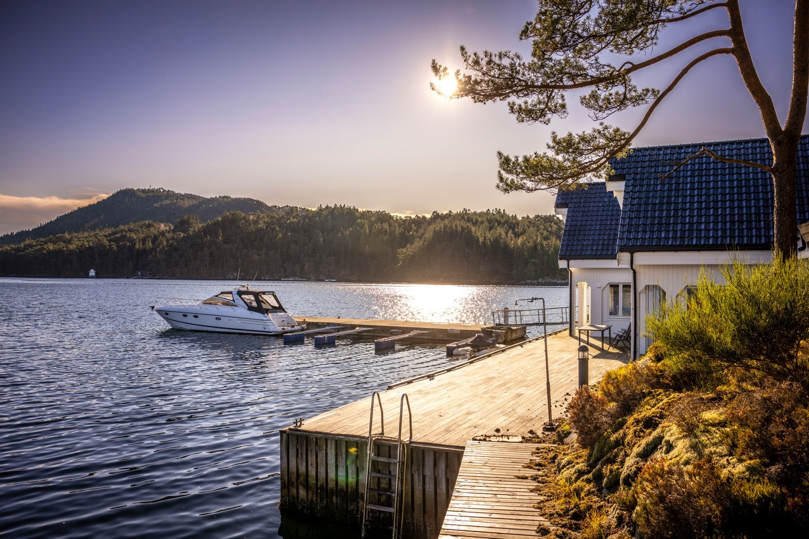 - Det medfølger båtplass i marina på Askviknes. Det er ca 3-4 min båttur innaskjærs fra båtplassen ut til øyen - Galleribilde