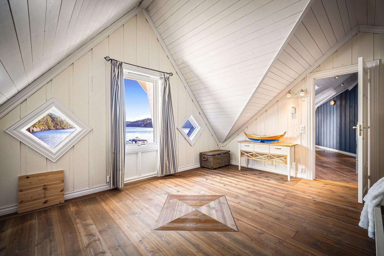 - Alle soverommene er smakfullt innredet i maritim stil - Galleribilde