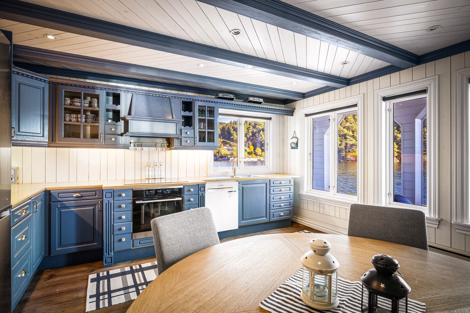 - Svært romslig kjøkken med tilknytning til vaskerom - Galleribilde