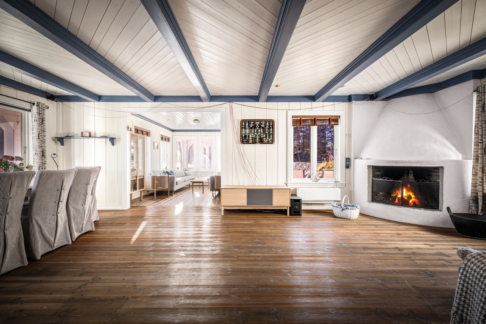 - Hovedhuset har en svært romslig stue med en flott peis som skaper en koselig atmosfære - Galleribilde