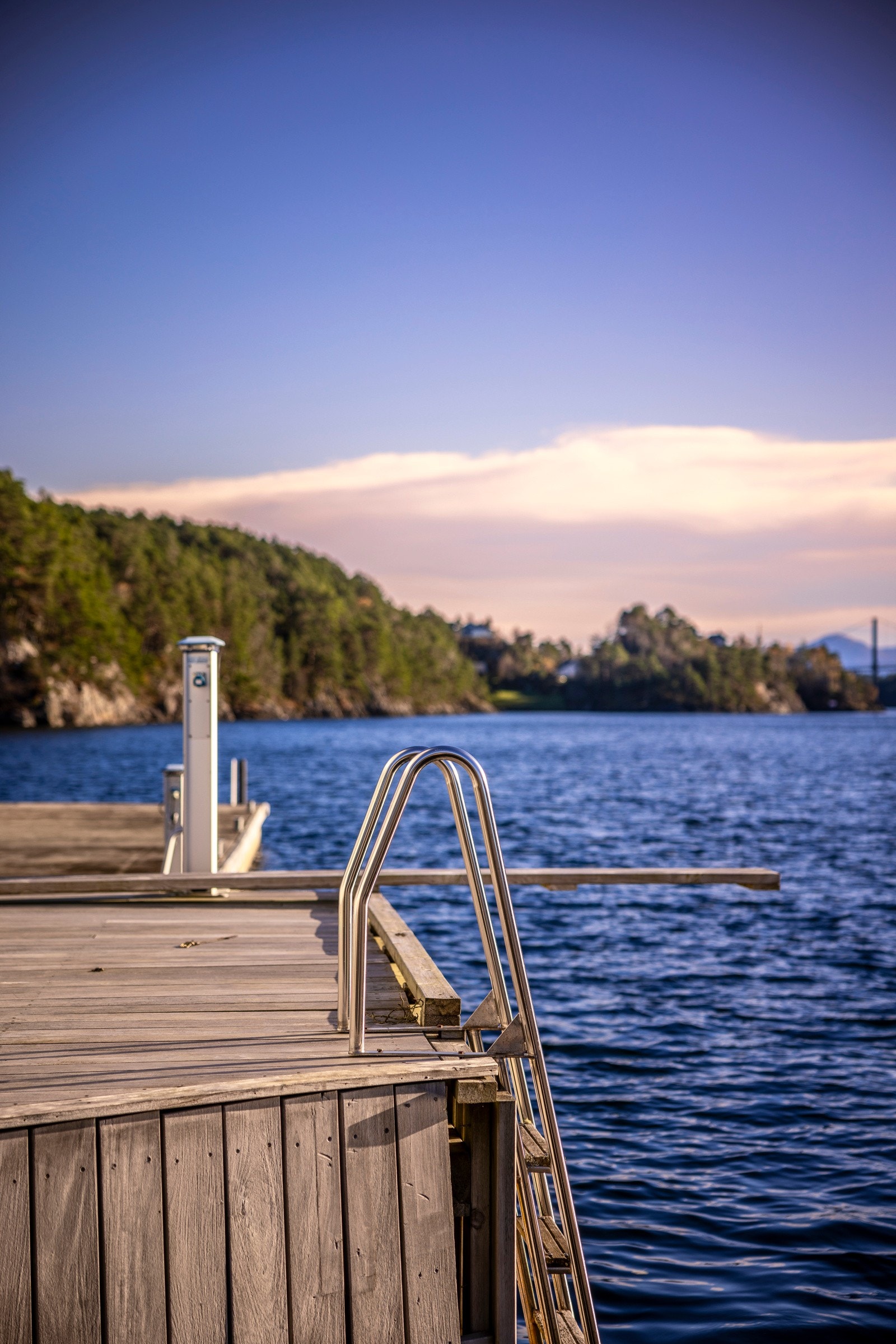 - Eiendommen ligger i innløpet til Lysefjorden og er en del av det som er regnet for å være et av de mest eksklusive hytteområdene på Vestlandet - Galleribilde