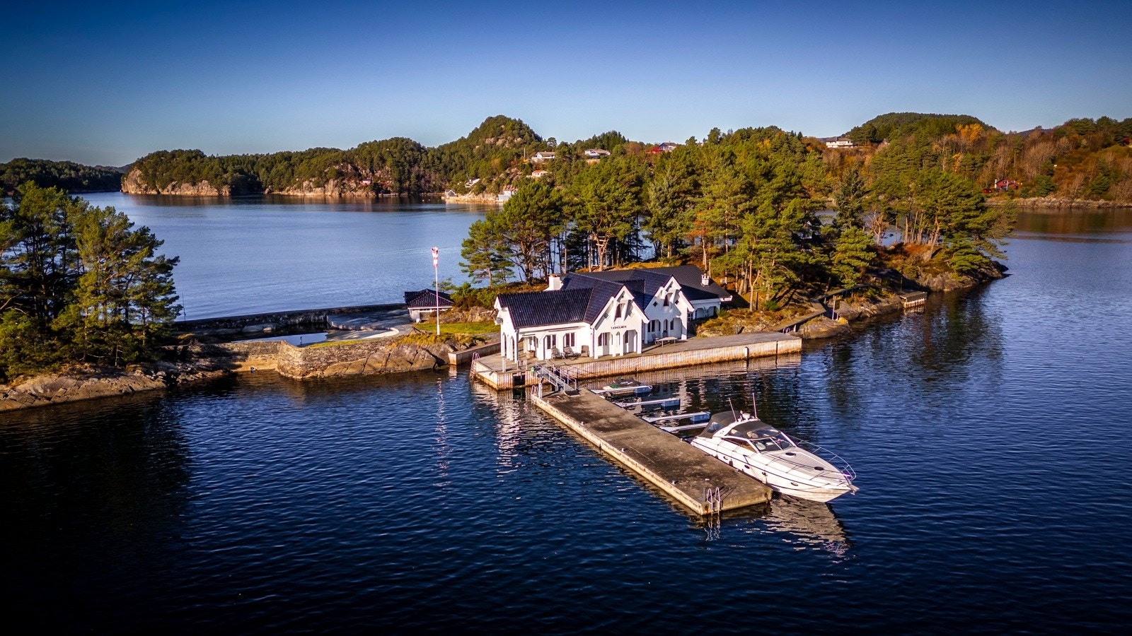 - Eiendommen er meget pent opparbeidet med terrasse dekker, skifer, natursteinsmurer, plen og beplantning - Galleribilde