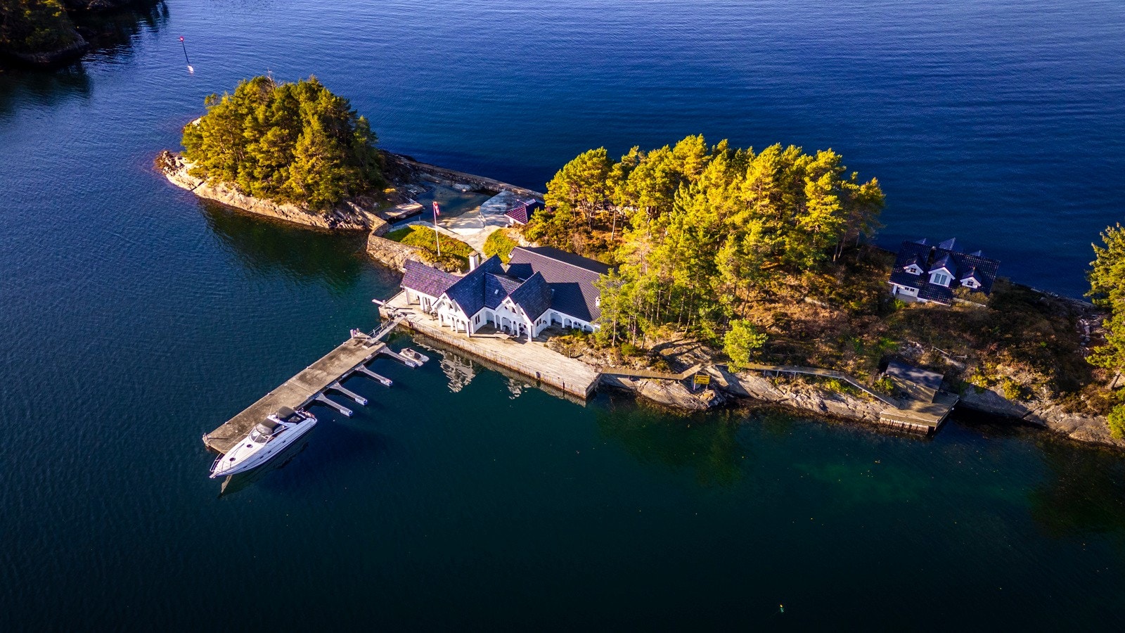 - Badehuset er en overbygget uteplass på ca 20 kvm, beliggende ved den vakre sandstranden midt i solnedgangen - Galleribilde