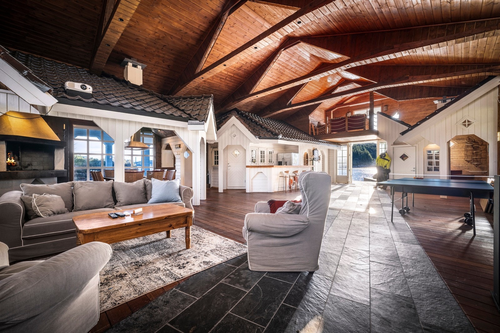 - I naustet er det blant annet spisebord med integrert grill og induksjonstopp, stor bar og åpen peis - Galleribilde