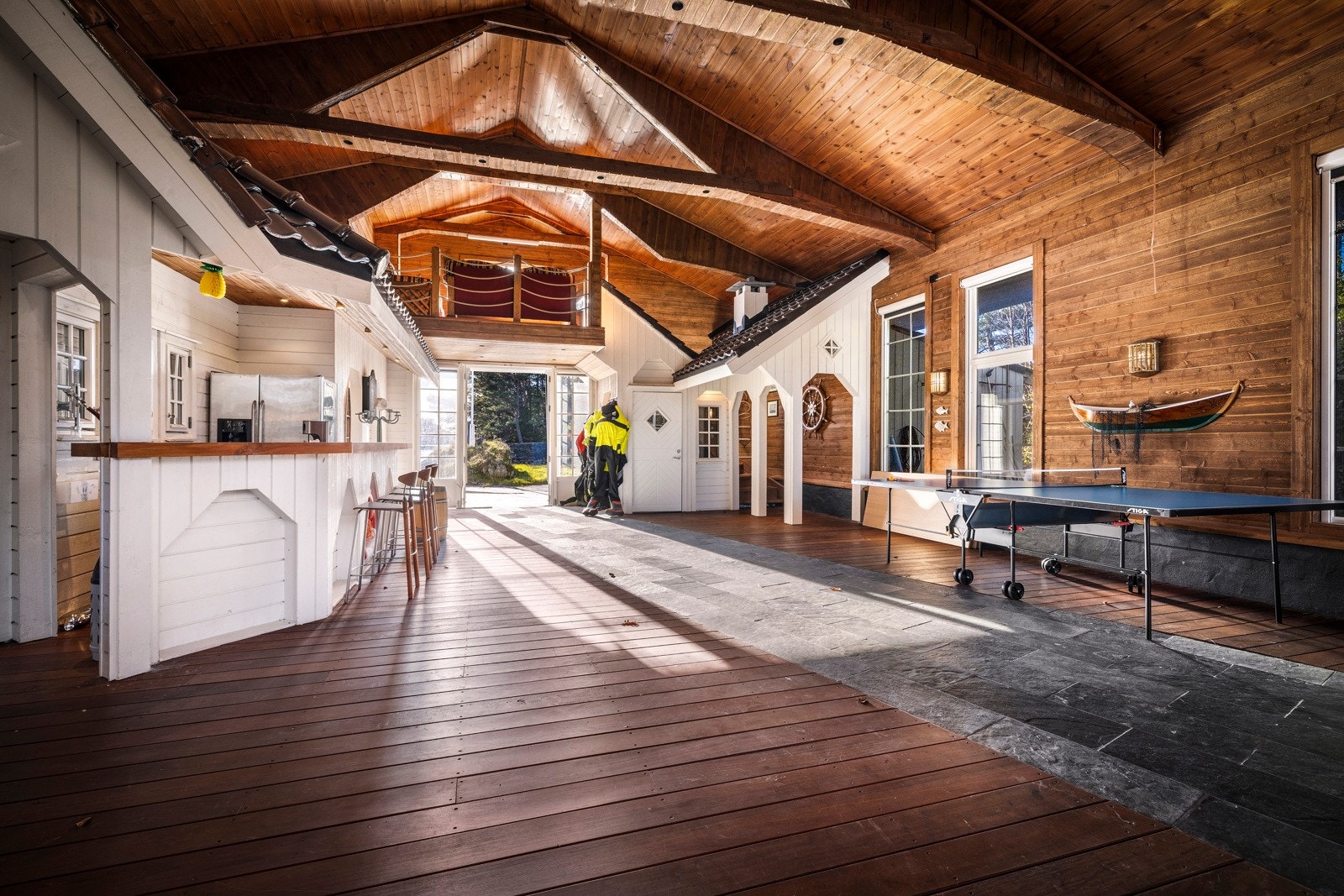 - Naustet har skipsgulv og skifer på gulv, redwood panel på vegger/ tak samt spotlights i himling - Galleribilde