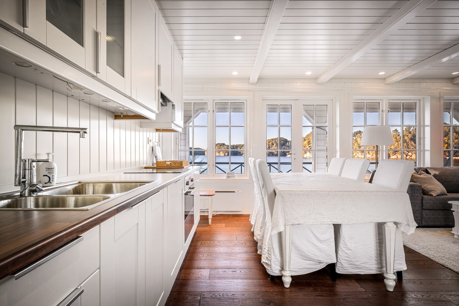 - Gjestehytten har utgang fra stue til terrasse i front mot nordvest - Galleribilde