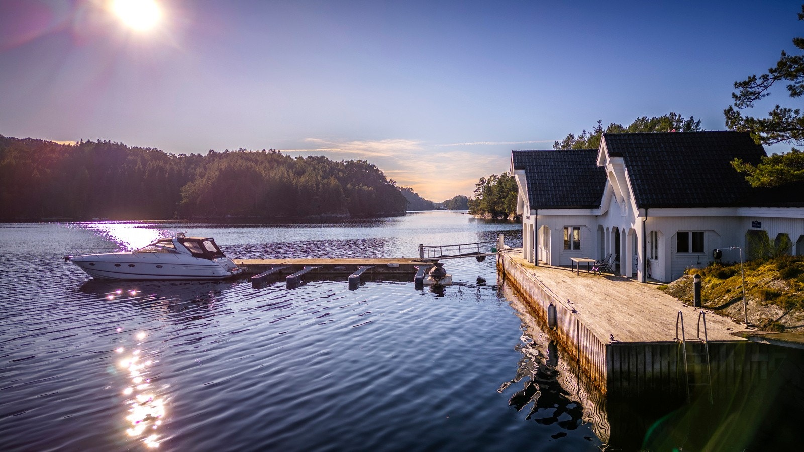 - Det er kai for større båter på eiendommen og 24 meter flytebrygge - Galleribilde