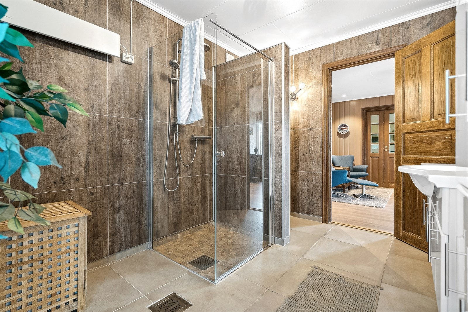 Badet er innredet med servant, dusjhjørne og vegghengt toalett. Galleribilde