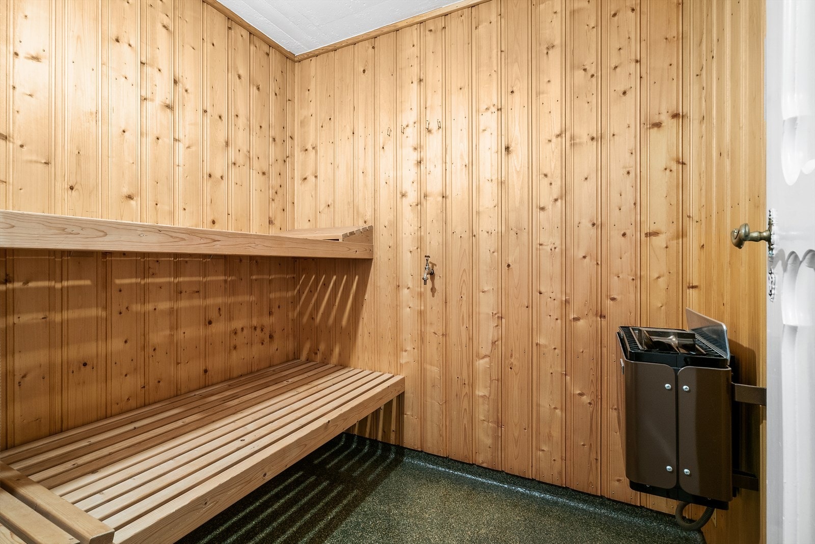 I tilknyttning til kjeller er det en badstue. Galleribilde