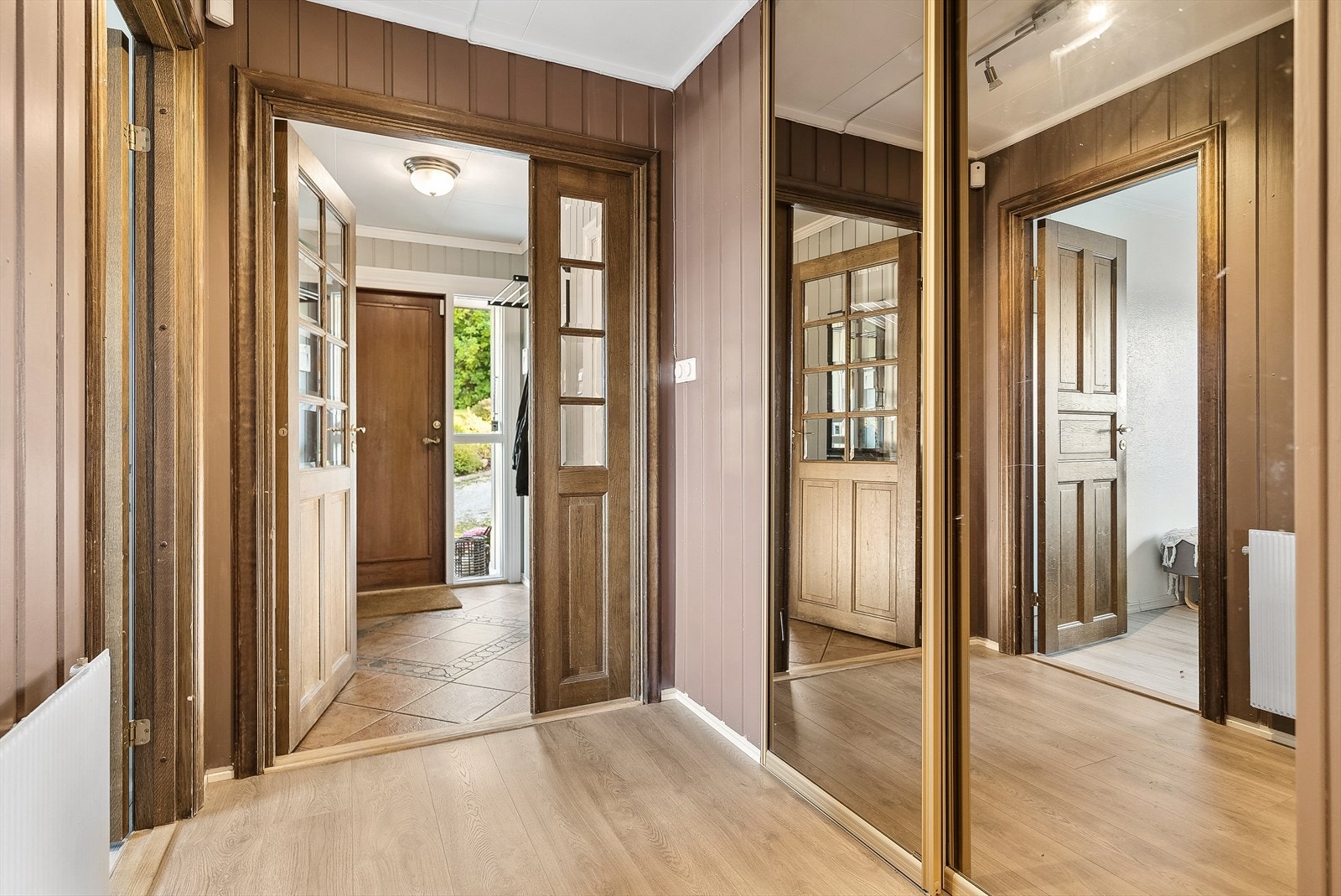 Imøtekommende entré med plass til å henge unna ytterjakker og sette fra seg sko. I entrê/gang finner du også en skyvedørsgarderobe. Galleribilde