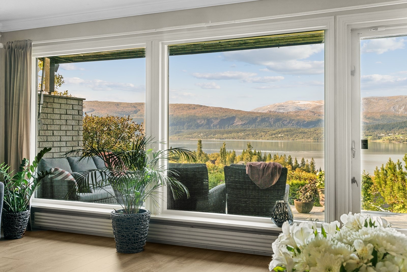 Eiendommen ligger høyt til i terrenget så her er det ikke noe som hindrer utsikten. Fra stue er det utgang til terrasse. Galleribilde