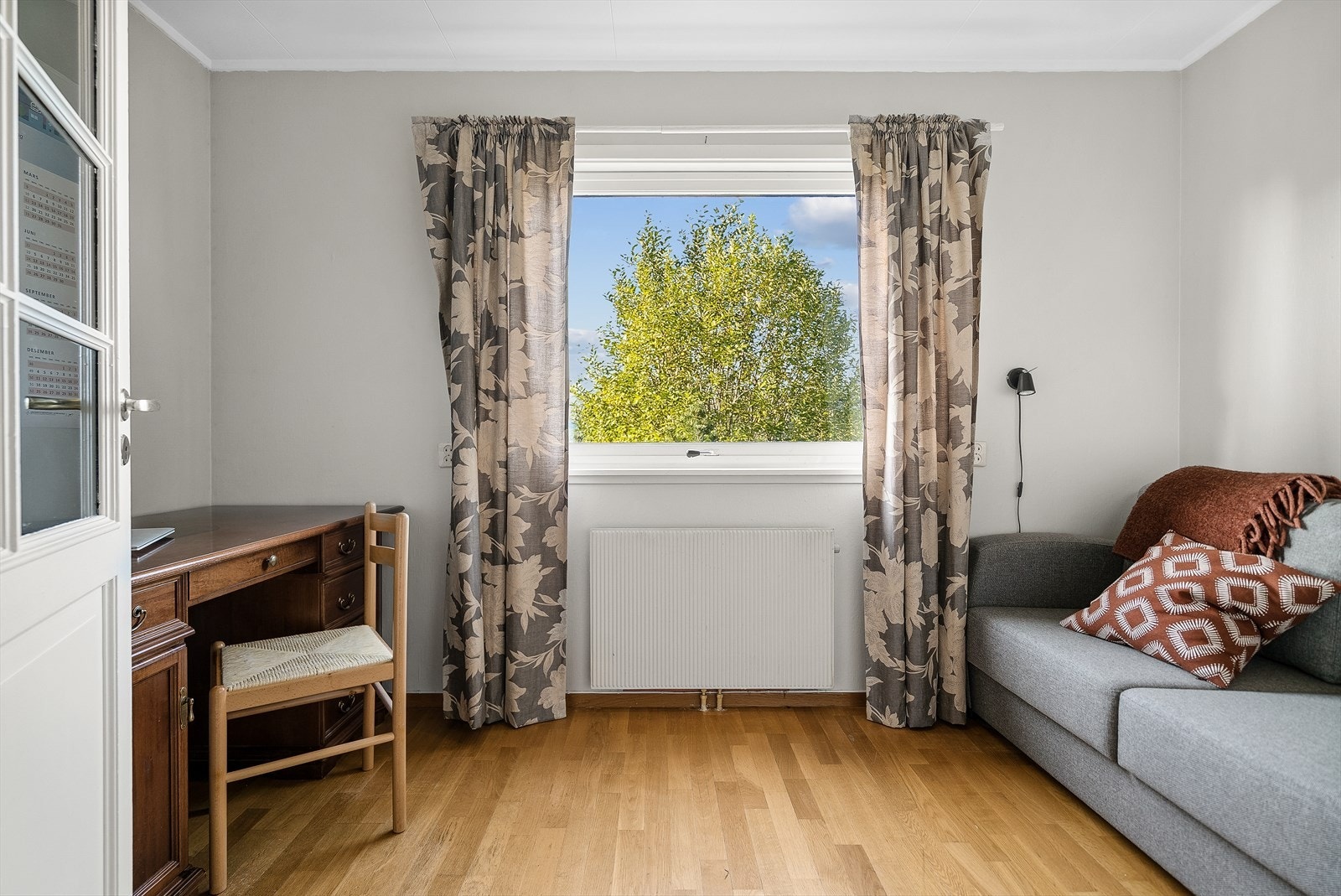 Husets 3. soverom som i dag brukes som kontor med gode lagringsmuligheter. Galleribilde