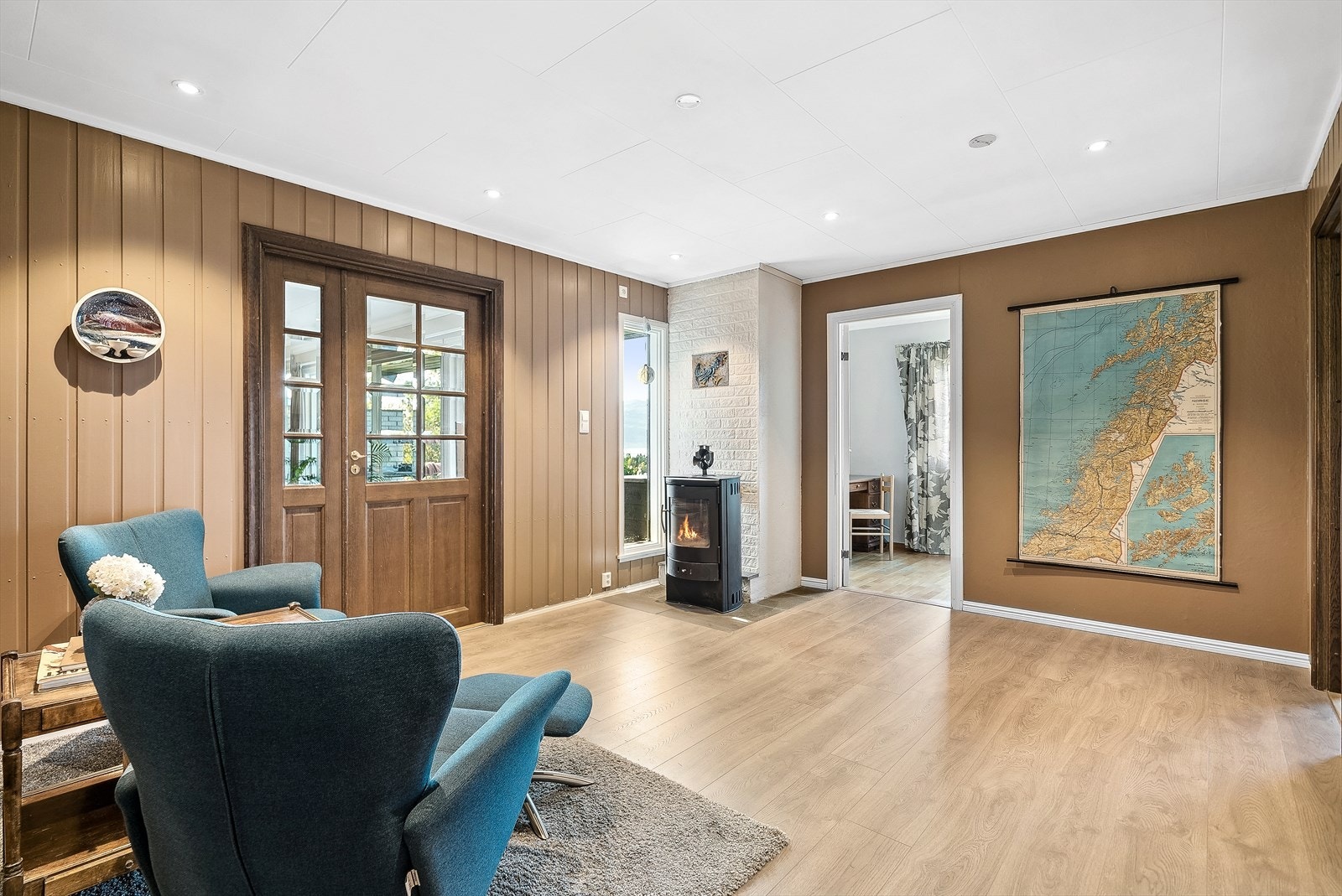Stor og romslig hall med adgang til øvrige rom. Galleribilde