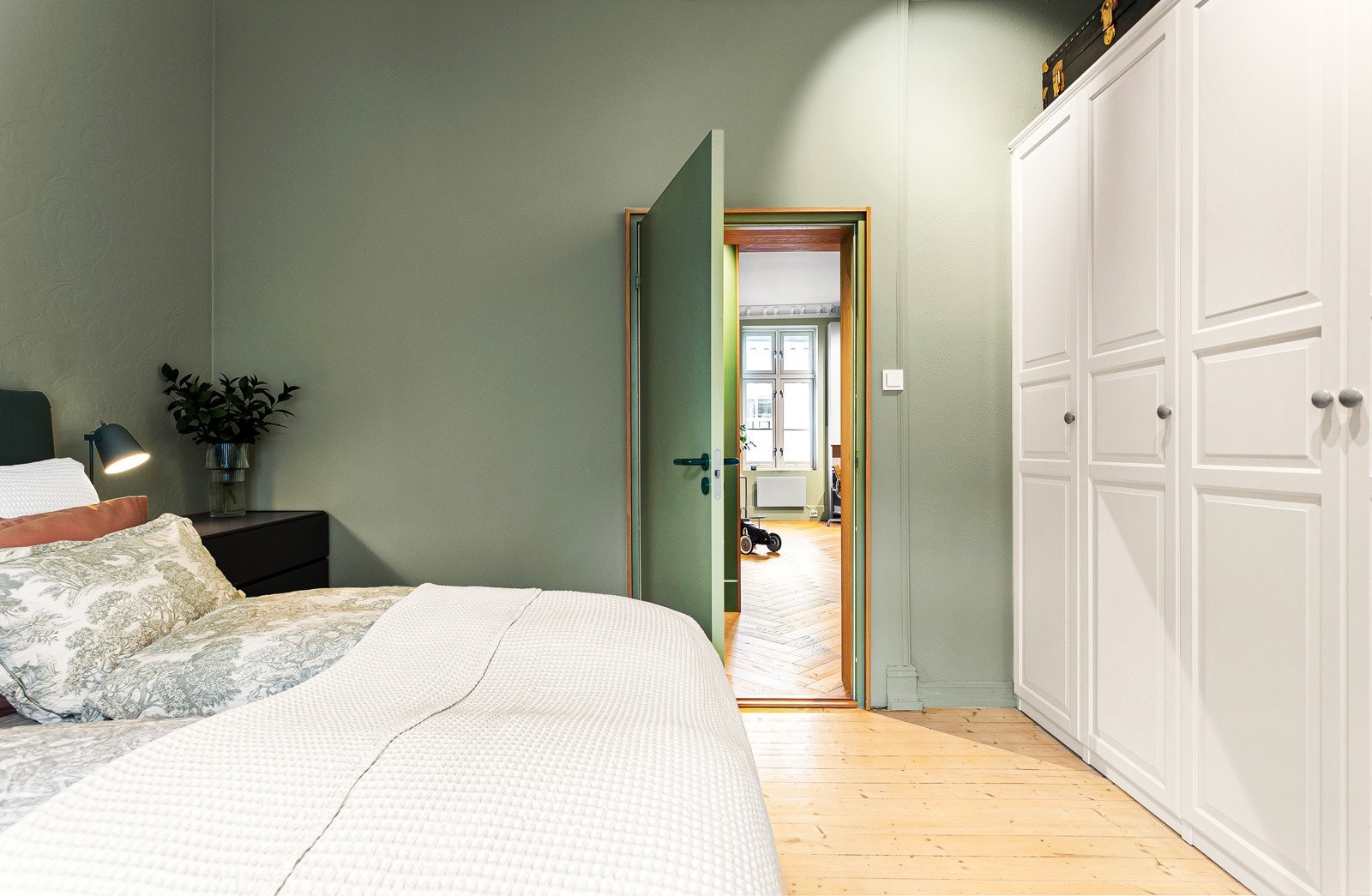 Her er det originale gulvbord, stukkatur i himlingen og en stor garderobe Galleribilde