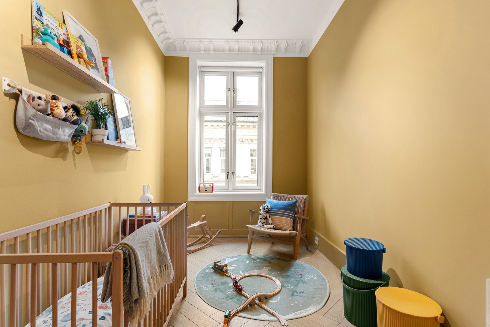 Soverom 2 har og god størrelse og har plass til dobbeltseng Galleribilde