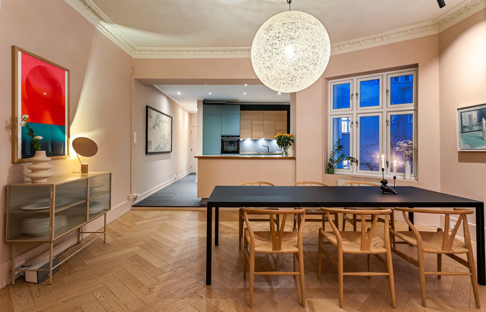 Leiligheten har et svært romslig spisekjøkken med god plass til langbord Galleribilde