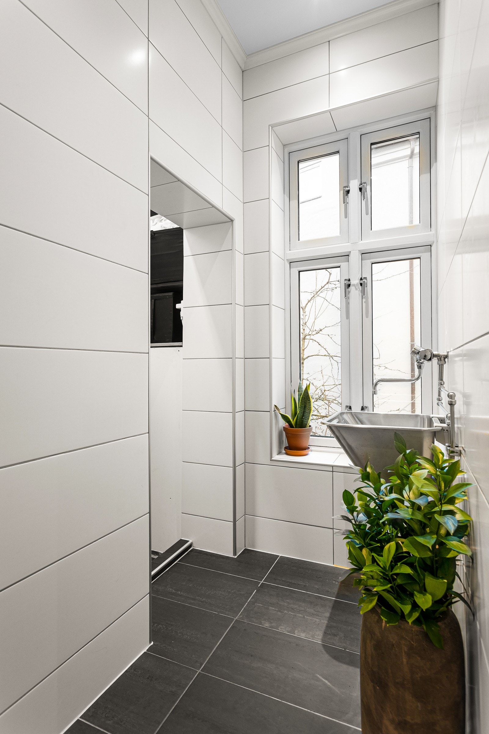Innenfor badet er det et avlastningsrom med utslagsvask Galleribilde