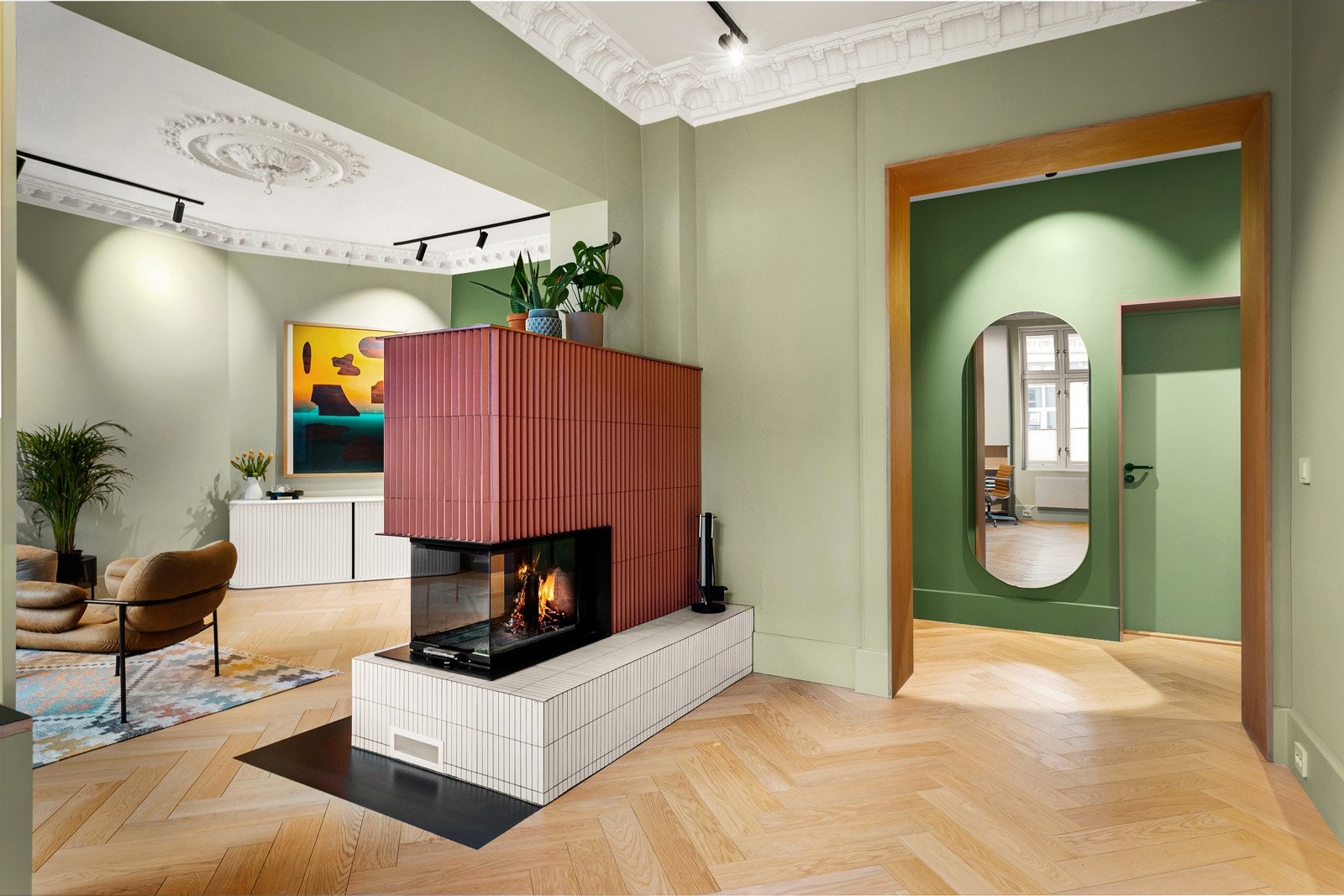 Med glassrute til tre sider og ekstra dybde fremtrer den elegante peisen som en fin romdeler Galleribilde