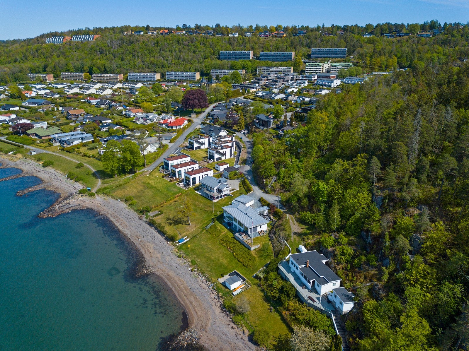 Det er nærheten til fjorden, utsikten og de nydelige solnedgangene som gjør denne beliggenheten helt spesiell. Galleribilde