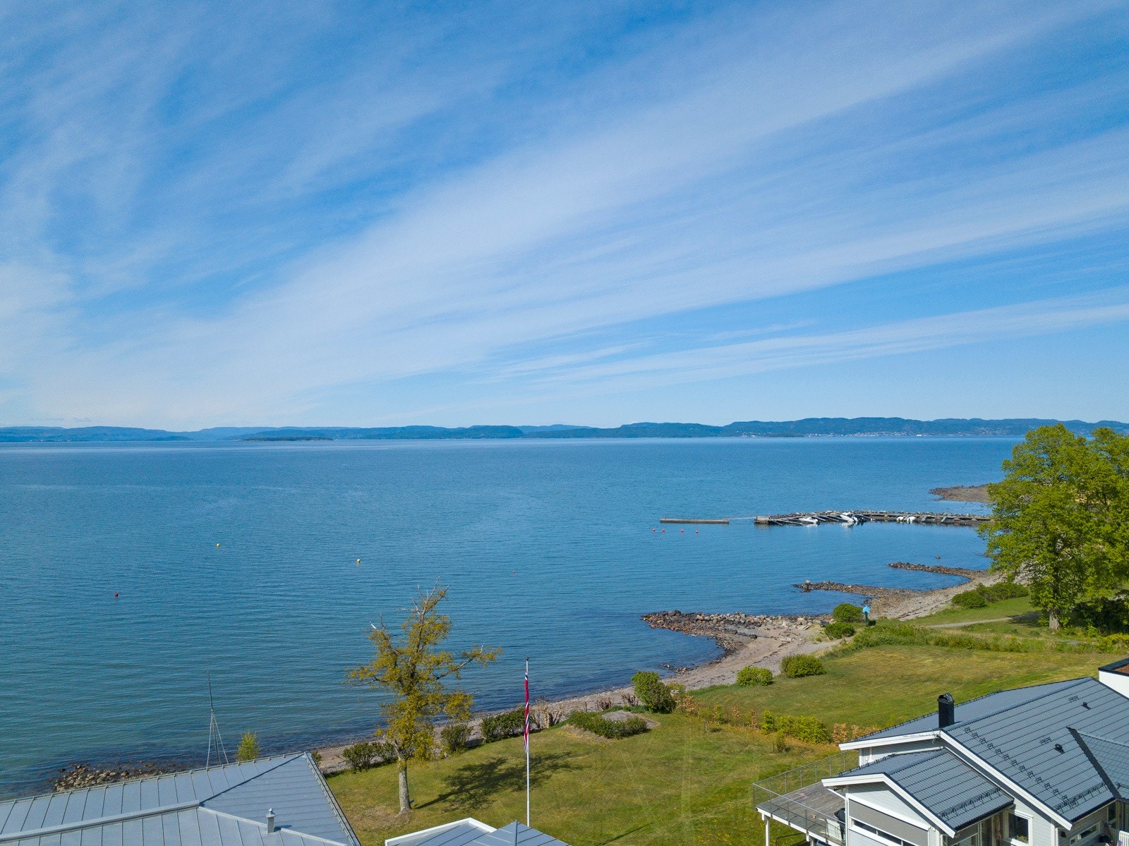 Tomten er bratt med et noe flatere parti på øverste del. Galleribilde