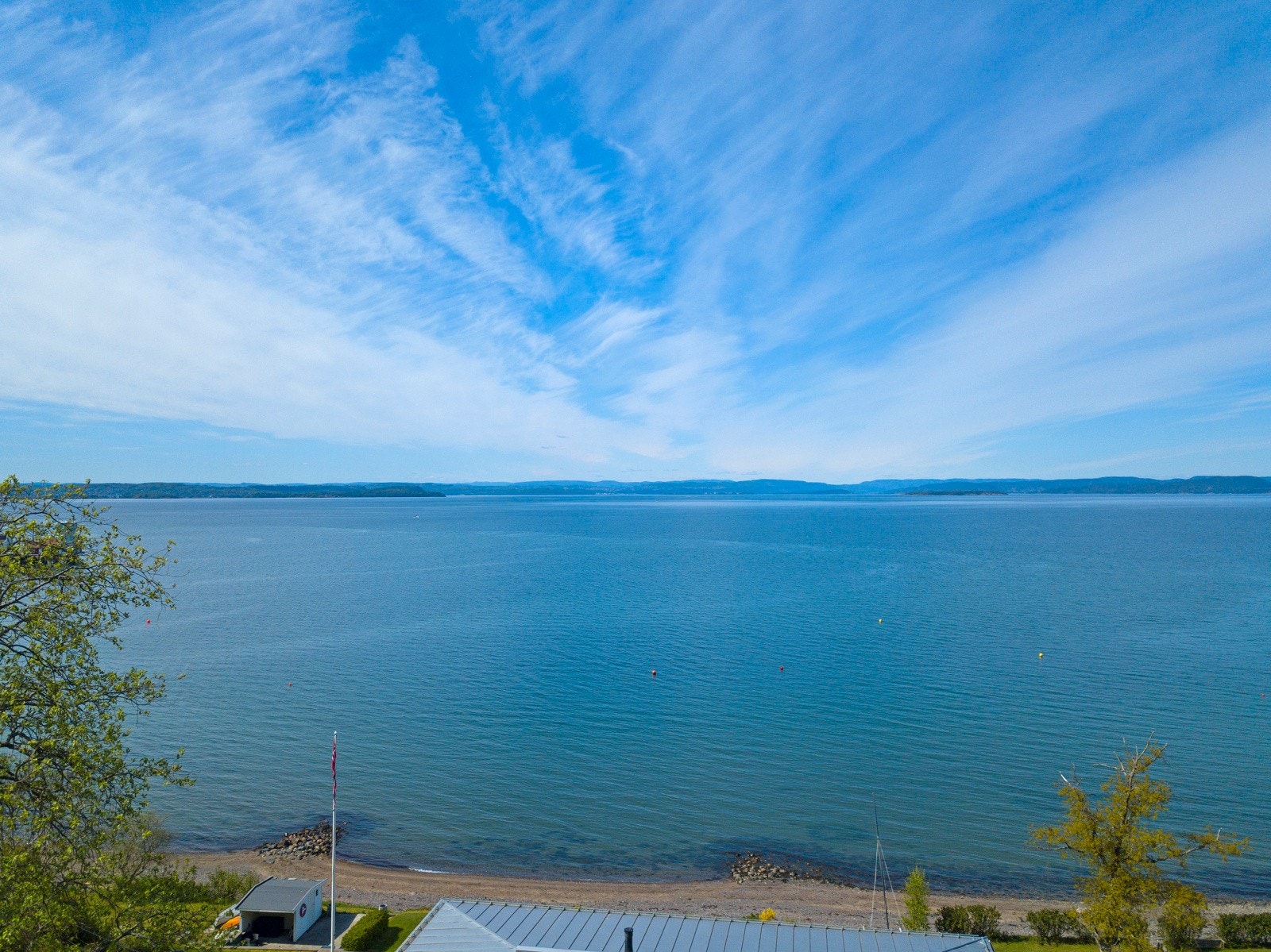 Velkommen til Svaleveien 3.Utsikten fra en høyde, tilsvarende 3.etasje. Galleribilde
