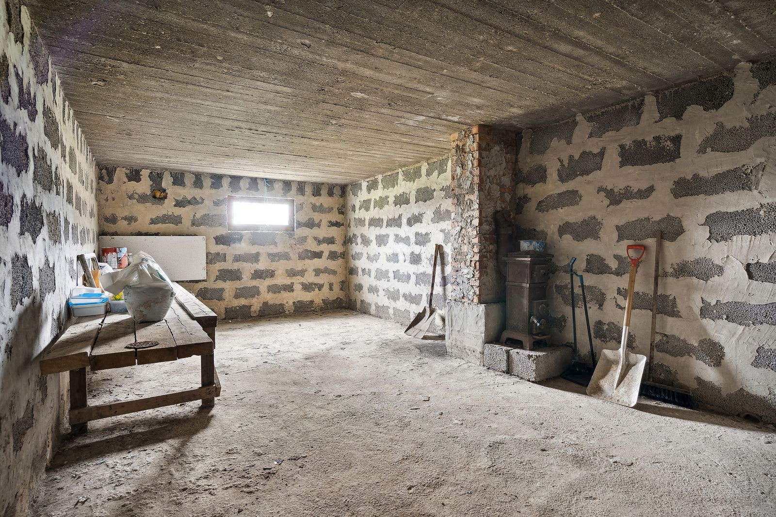 Kjelleren har adkomst fra dør på baksiden av huset - Kjelleren er uinnredet og inneholder 3 disponible rom Galleribilde