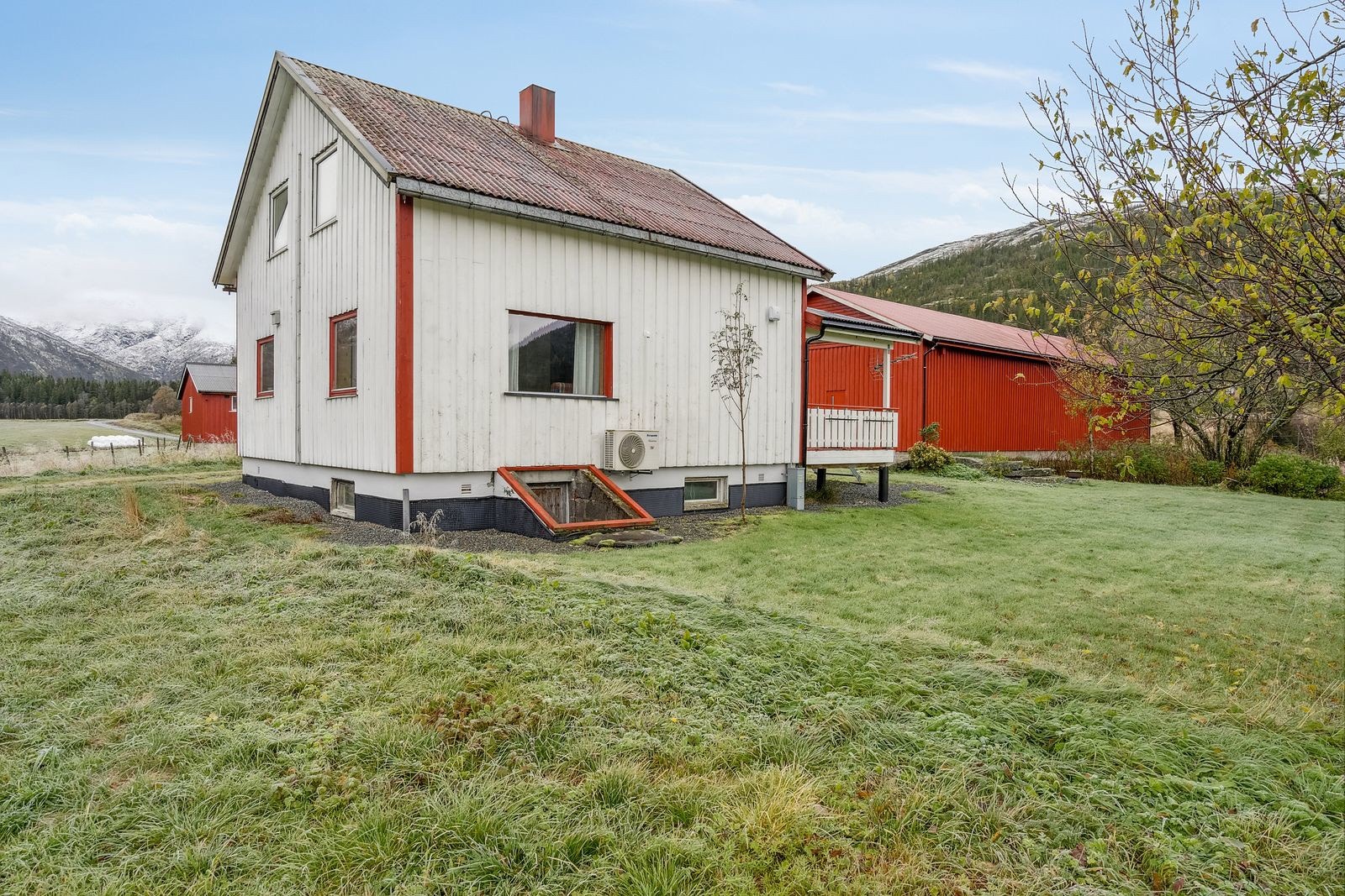 Eneboligen er bygget i 1968 og inneholder tre etasjer - kjelleren er uinnredet med egen inngang fra mark Galleribilde