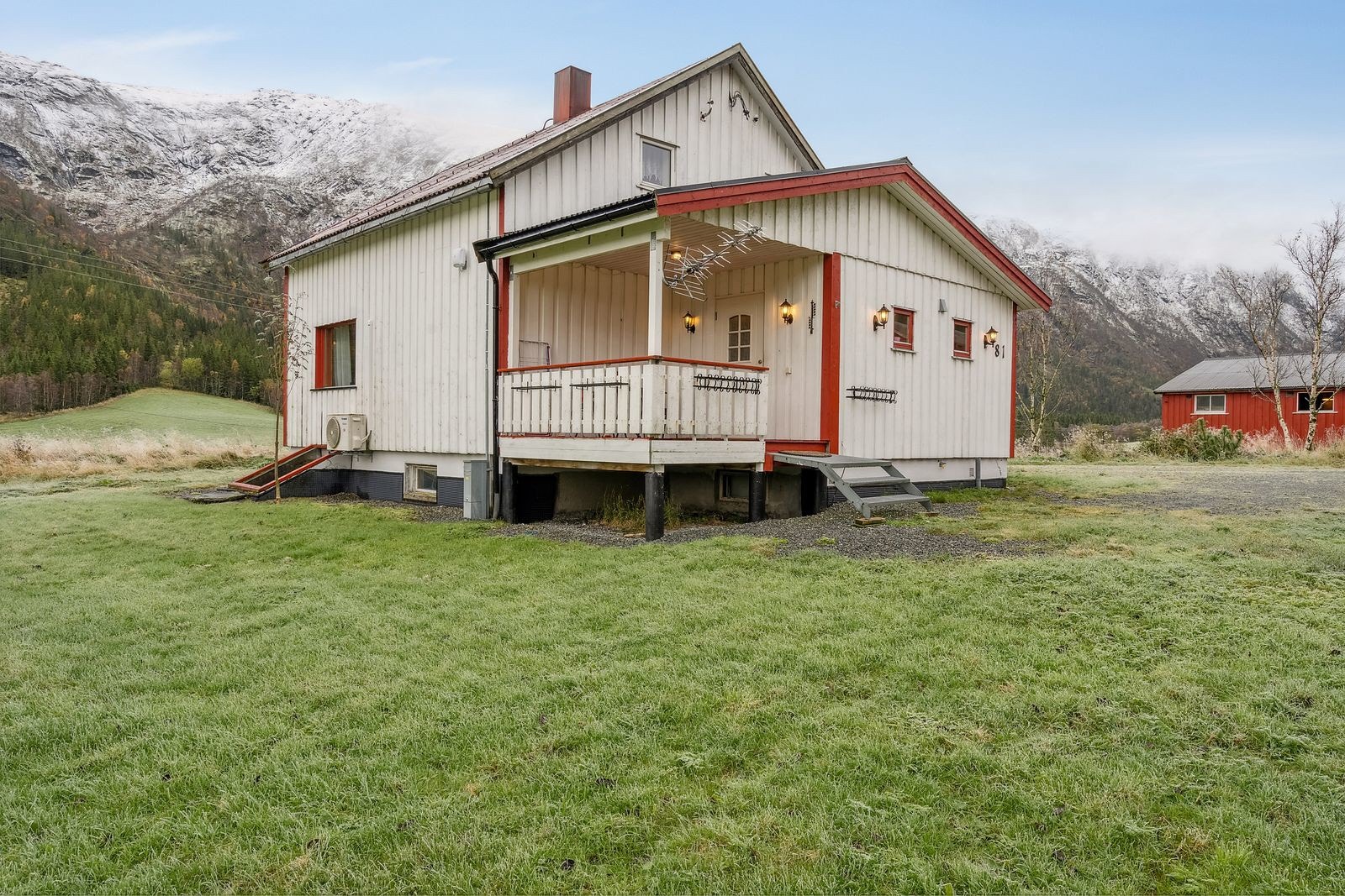 Koselig enebolig med opparbeidet hage og gruset gårdstun Galleribilde