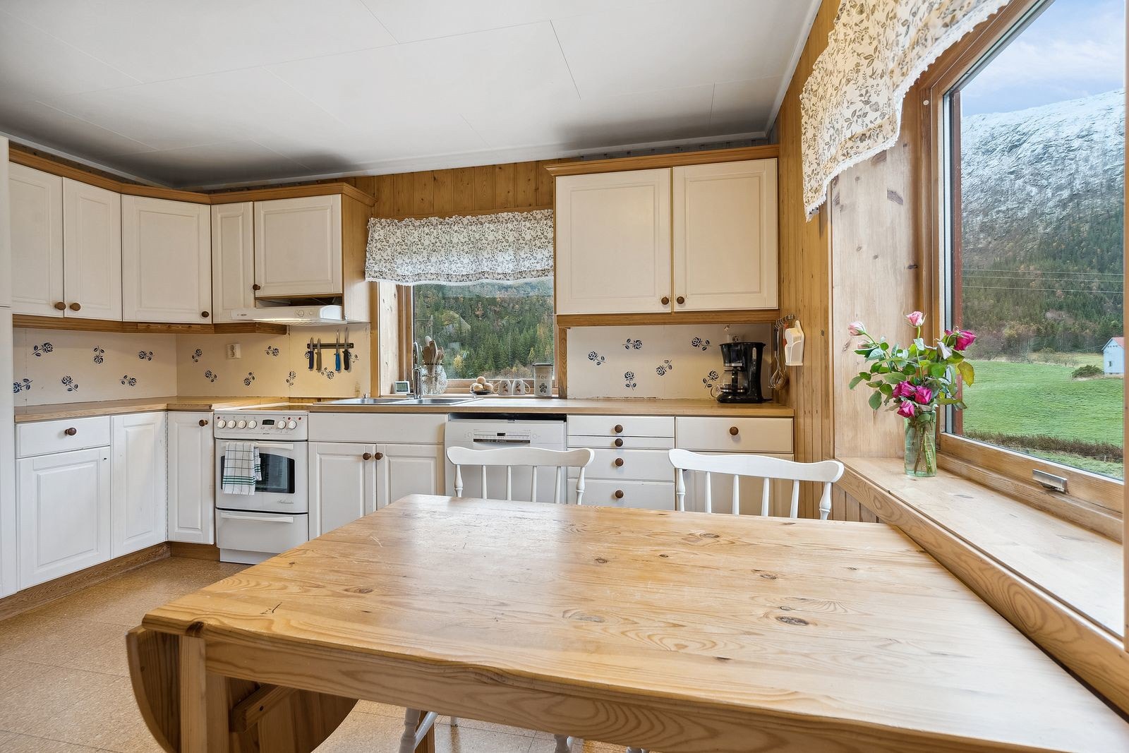 Kjøkkenet har godt med skap- og benkeplass - Under vinduet er det naturlig plass for spisegruppe Galleribilde